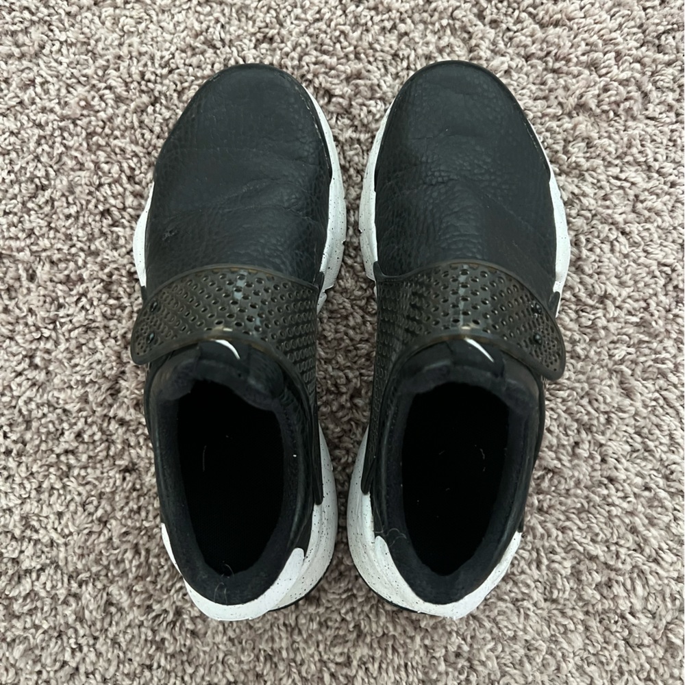 Women’s Nike Dart Shoes - Picture 2 of 6